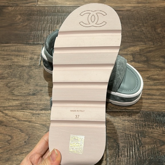 Chanel - Picture 2 of 2